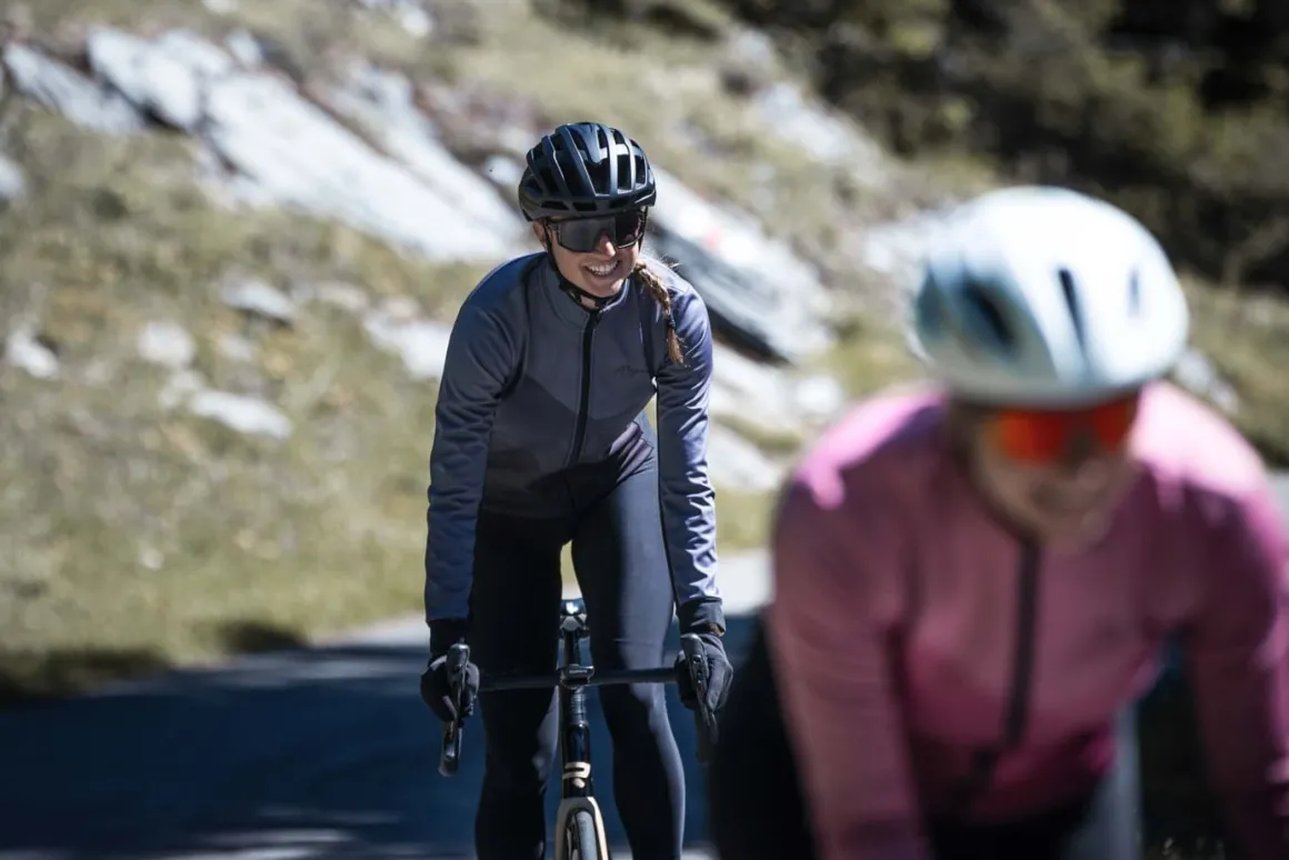 DamskakurtkasportowaRogelliFARAHoluźniejszymkroju,czarna