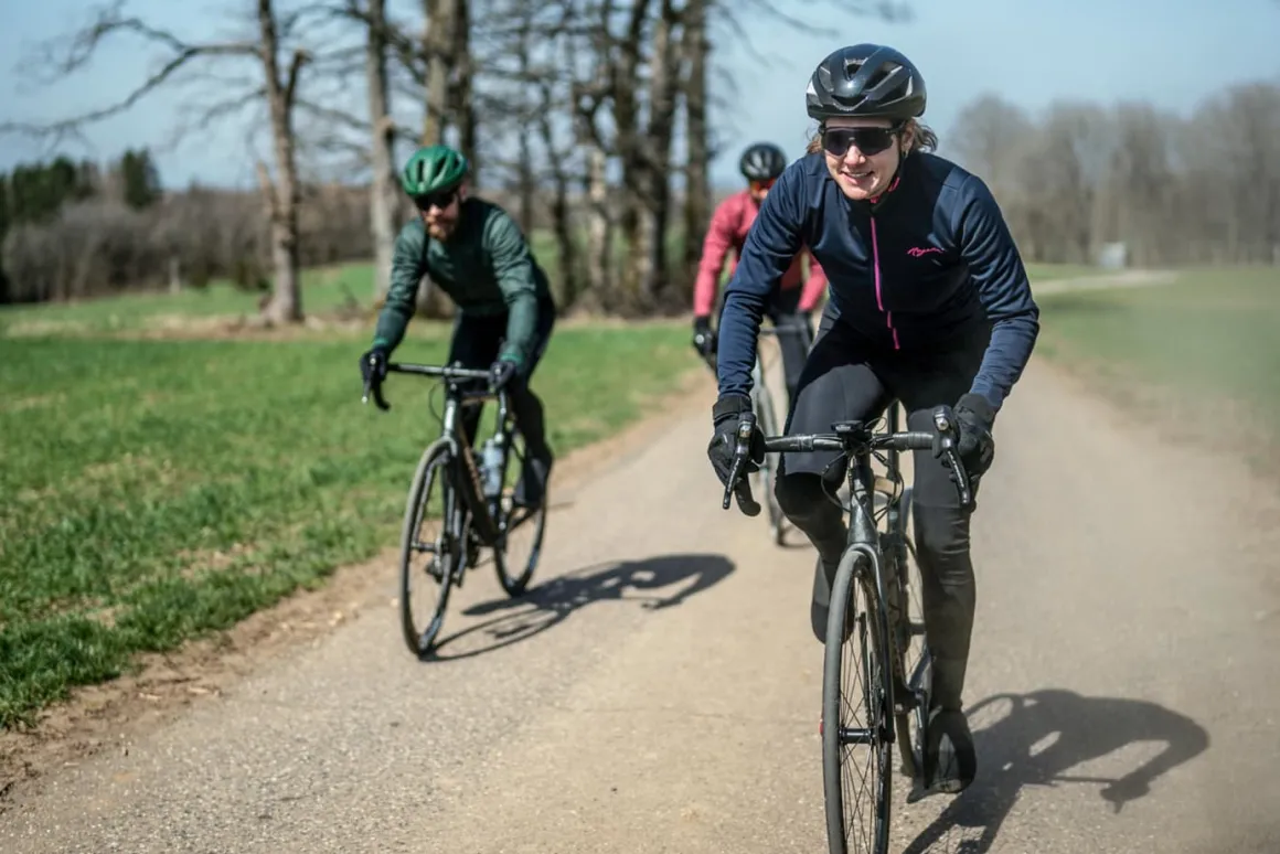 DamskazimowaodzieżrowerowaRogelliESSENTIAL,niebiesko-różowa