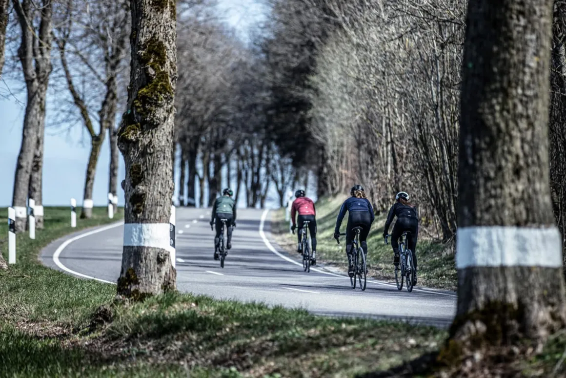 DamskazimowaodzieżrowerowaRogelliESSENTIAL,niebiesko-różowa