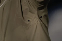 KurtkaprzeciwdeszczowaRogelliCOMMUTERESSENTIALzkapturemibocznymikieszeniami,khaki