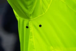 KurtkaprzeciwdeszczowaRogelliCOMMUTERCOREzkapturemibocznymikieszeniami,fluor