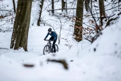 KurtkasoftshellRogelliESSENTIALzpanelamioddychającymi,niebieska