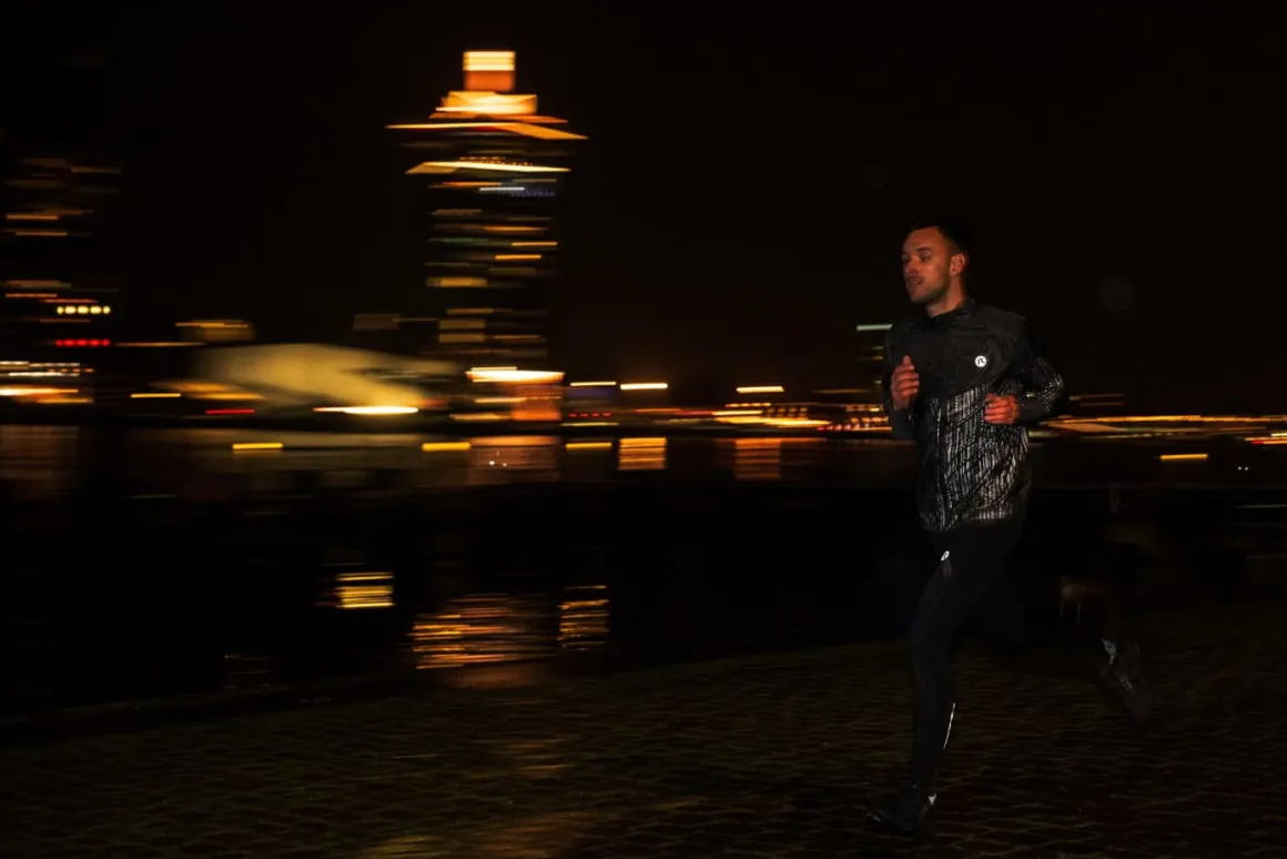 MęskawiatrówkadobieganiaRogelliEssentialHIVIS,czarno-szara