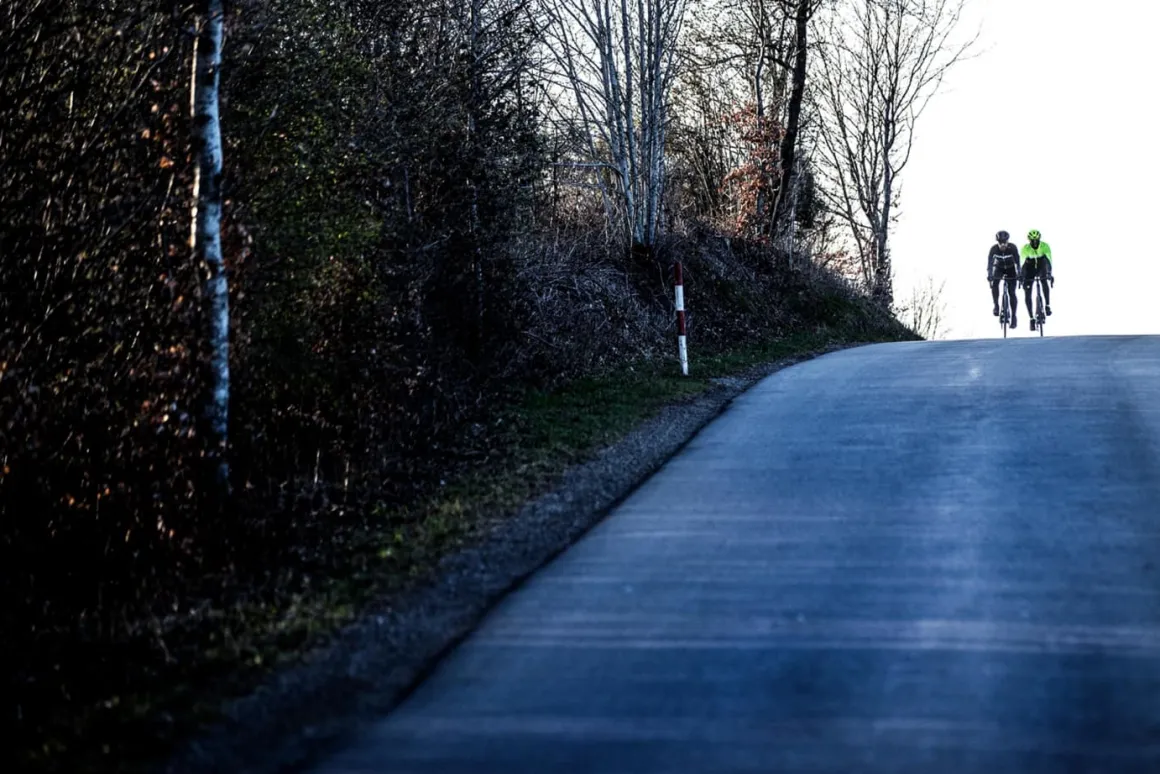 OcieplanakoszulkarowerowaRogelliCOURSEzdługimrękawem,czarno-szaro-biała