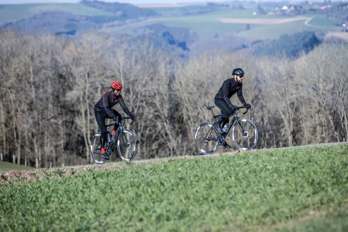 UltralekkakurtkarowerowaRogelliINFINITEbezocieplenia,szaro-czarno-czerwona