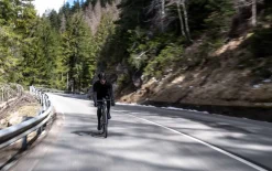 UltralekkakurtkarowerowaRogelliDISTANCEbezocieplenia,czarna