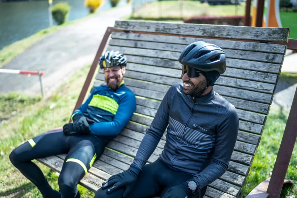 UltralekkakurtkarowerowaRogelliBOOSTzoddychającymiplecami,czarno-szara