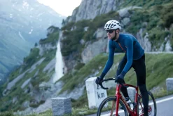 WydajnakoszulkarowerowaRogelliDISTANCEDWRzdługimrękawem,ciemnoniebiesko-pomarańczowa